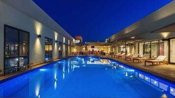 Kolam renang terbuka, kerusi lepak pantai