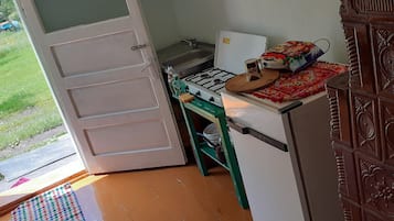 Lemari es besar, microwave, oven, dan kompor
