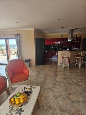 Een koelkast, een magnetron, een oven, een kookplaat