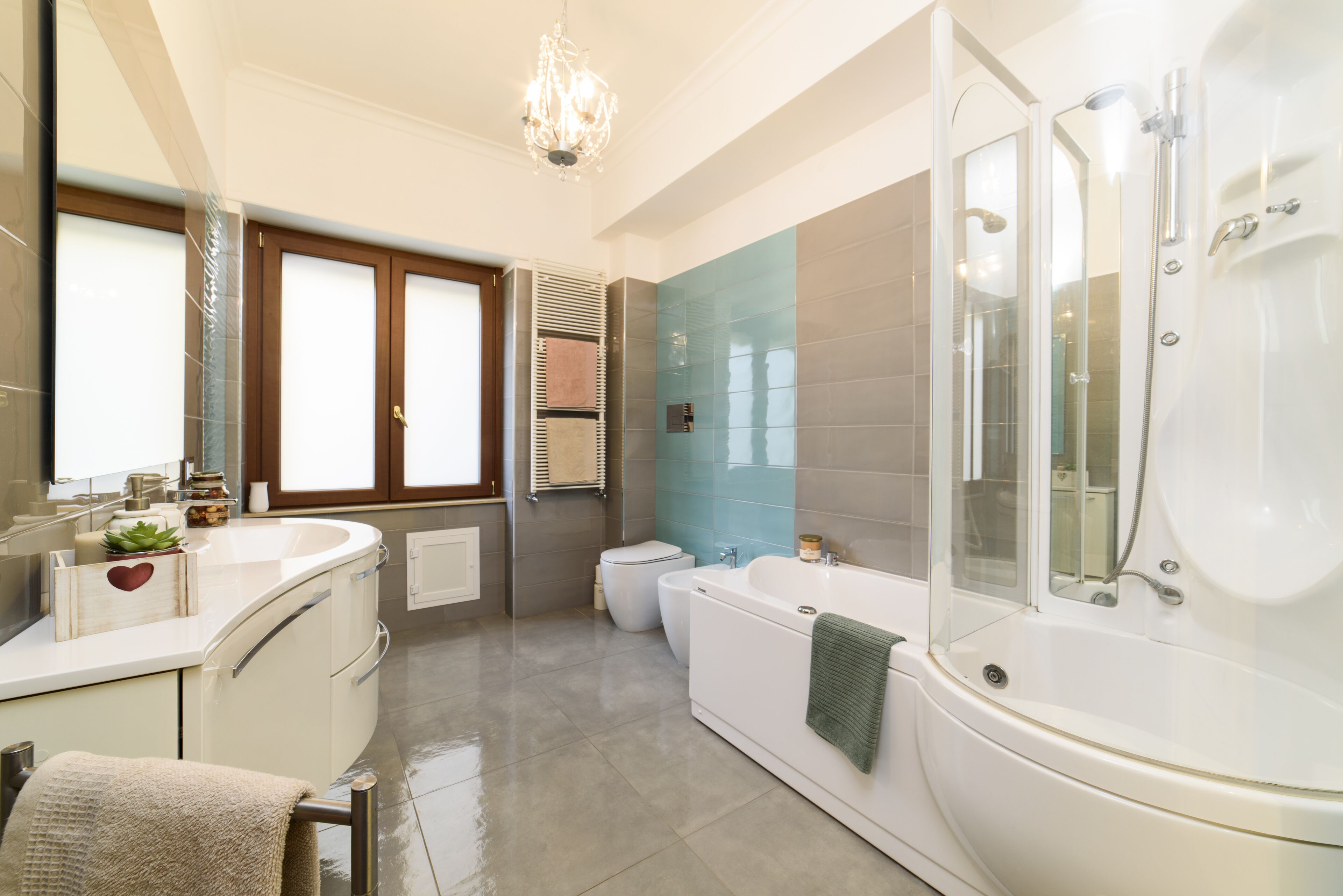 Regadera, tina de hidromasaje, secadora de cabello, bidet 