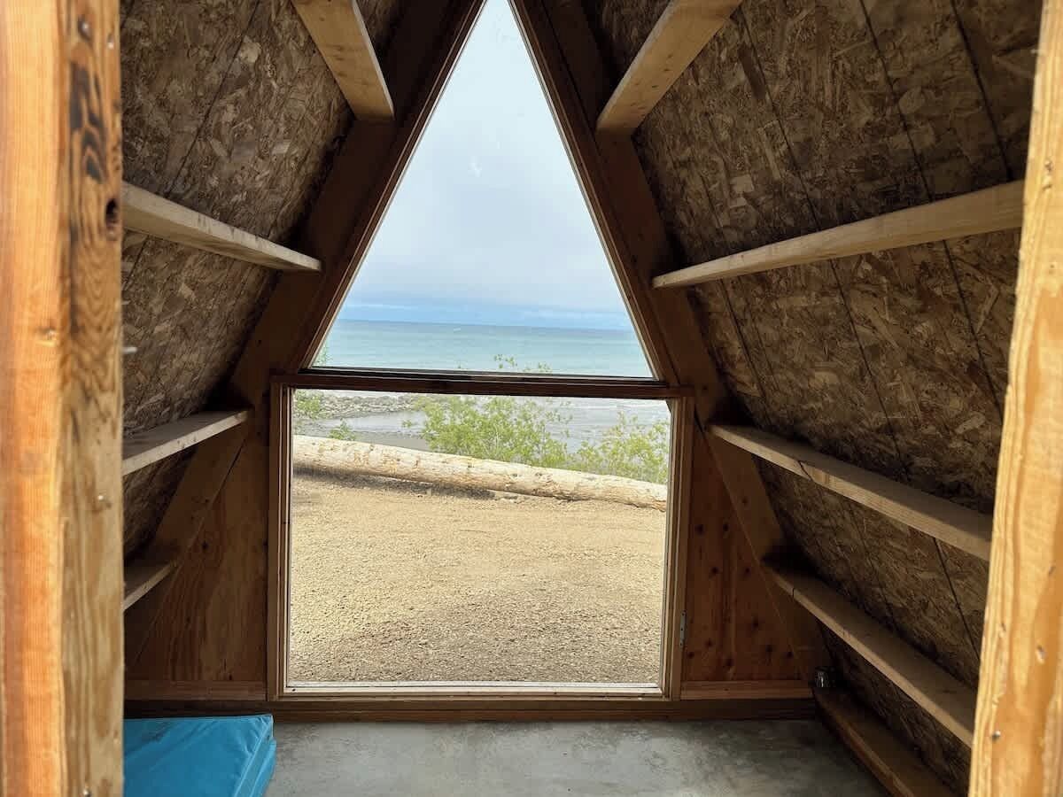 Habitación áticos con forma triangular y vistas a la playa y al océano.