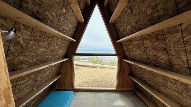 Habitación ático triangular con vistas a la playa.