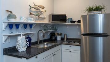 Réfrigérateur, micro-ondes, plaque de cuisson, cafetière/bouilloire