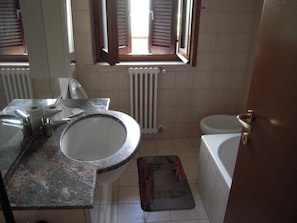 Combined shower/tub, hair dryer, bidet, toilet paper - Shs Family, Bright Spacious Apartment, near the sea and all services. (Scerne)