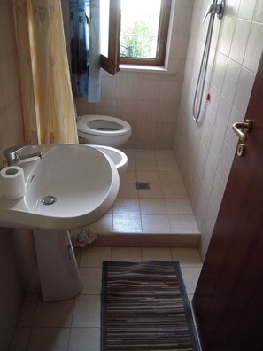 Combined shower/tub, hair dryer, bidet, toilet paper - Shs Family, Bright Spacious Apartment, near the sea and all services. (Scerne)
