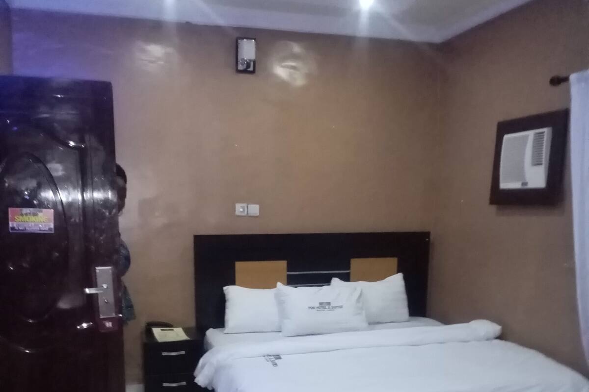 Quarto casal luxo | Ferros/tábuas de passar roupa, Wi-Fi de cortesia, roupa de cama