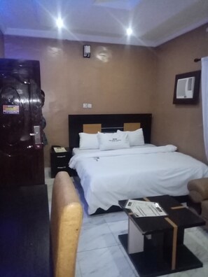 Quarto casal luxo | Ferros/tábuas de passar roupa, Wi-Fi de cortesia, roupa de cama