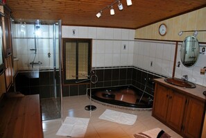Badewanne, Haartrockner, Bidet, Handtücher