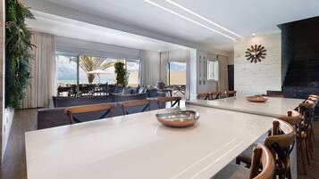 Deluxe Villa | Dining