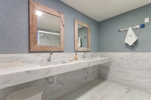 Deluxe Villa | Bathroom