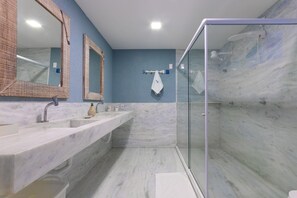 Villa Deluxe | Badrum | Dusch och handdukar