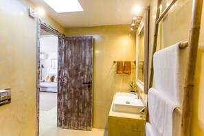 Dusj, hårføner, håndklær og såpe