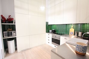 Frigorífico, microondas, horno y placa de cocina
