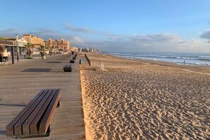 Am Strand, Liegestühle, Strandtücher