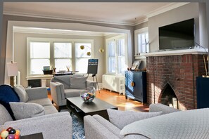 Living area - The Macalester House - Walk to Macalester College and Dining (St Paul)