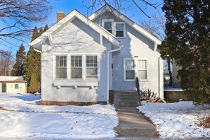Exterior - The Macalester House - Walk to Macalester College and Dining (St Paul)