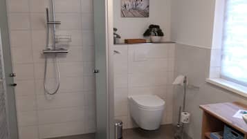 Dusche, Haartrockner, Handtücher, Toilettenpapier