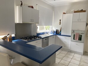 Jääkaappi, mikroaaltouuni, uuni, astianpesukone