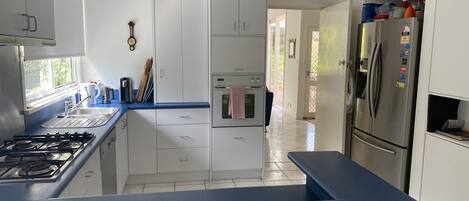 Kühlschrank, Mikrowelle, Ofen, Geschirrspüler