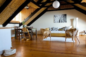 Flat-screen TV, DVD player - Sundowner Loft (Mossel Bay)