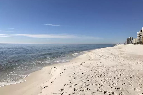 Perto da praia, espreguiçadeiras