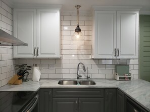 Réfrigérateur, four à micro-ondes, un four, surface de cuisson