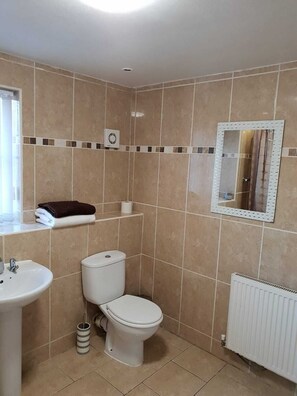 Bathroom - Impeccable 2-Bed House (Manchester)