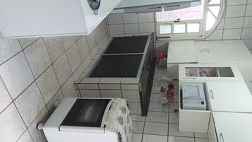 Geladeira, micro-ondas, fogão, cooktop
