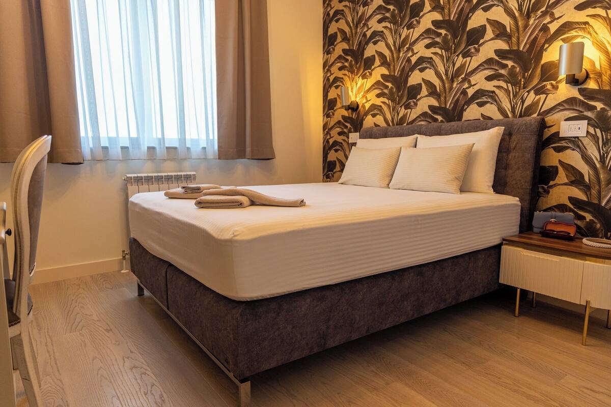 Frette Italian sheets, premium bedding, in-room safe, desk
