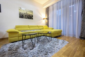 Leilighet – superior | Oppholdsområde | Flatskjerm-TV