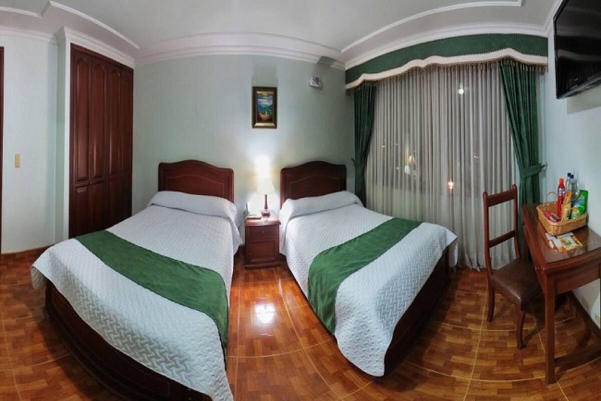 Minibar, desk, laptop workspace, free WiFi