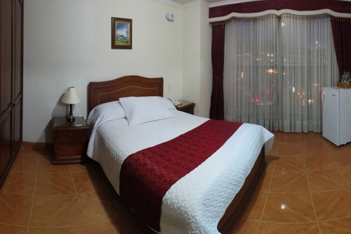Minibar, desk, laptop workspace, free WiFi