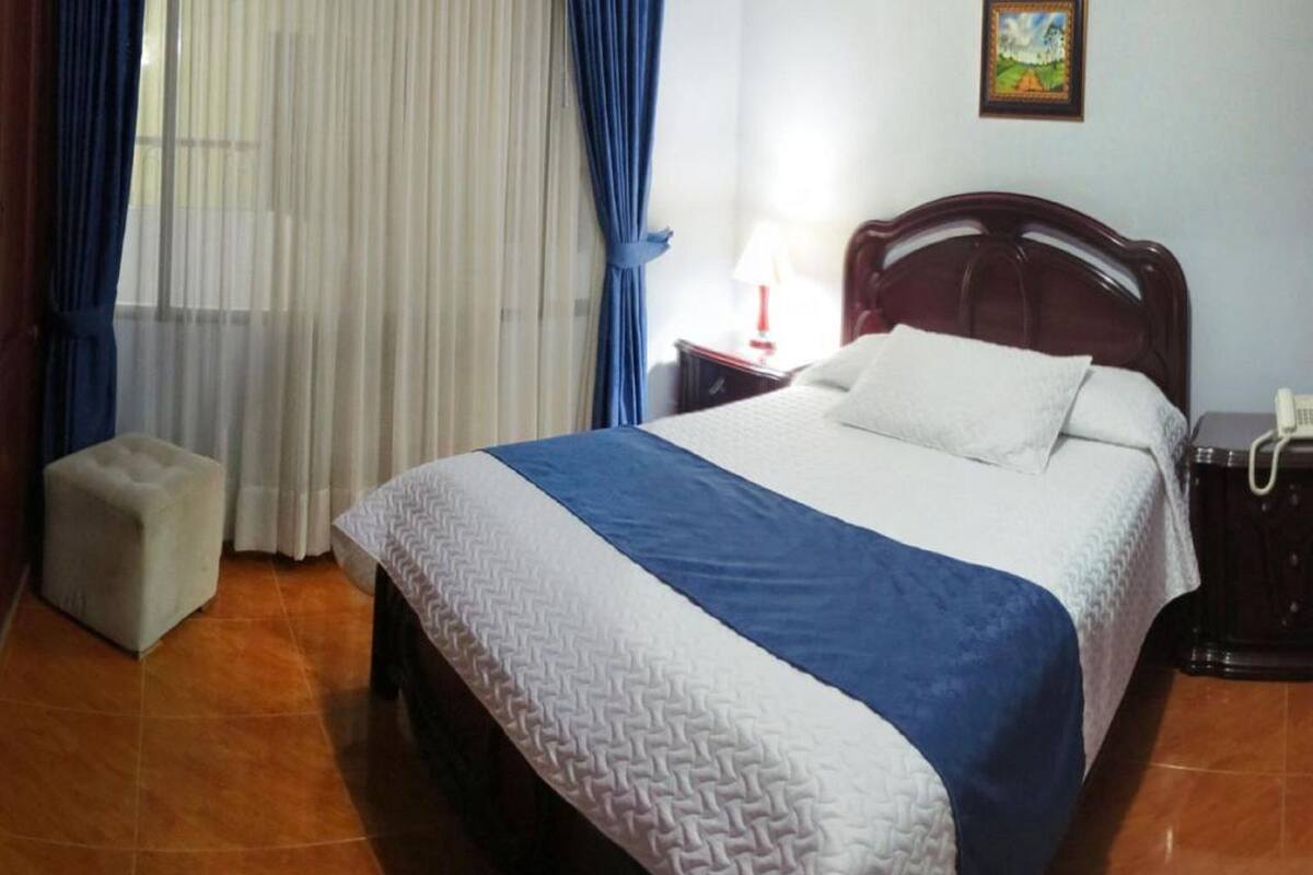 Minibar, desk, laptop workspace, free WiFi
