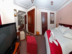Minibar, desk, laptop workspace, free WiFi