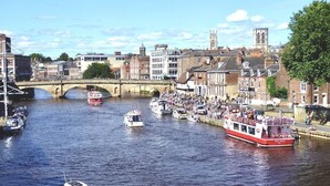 Un río con barcos y un puente.