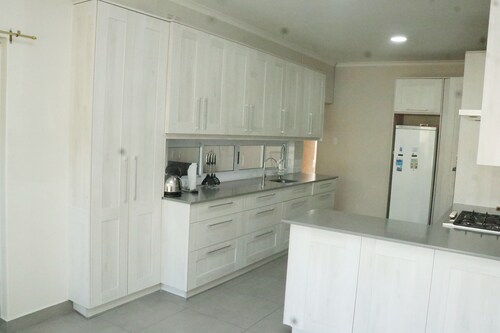 Ylellinen loma-asunto tilavilla alueilla