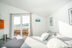 1 bedroom, WiFi, bed sheets - Lovely studio for 2, by the beach, sea view, Seget (Seget Donji)