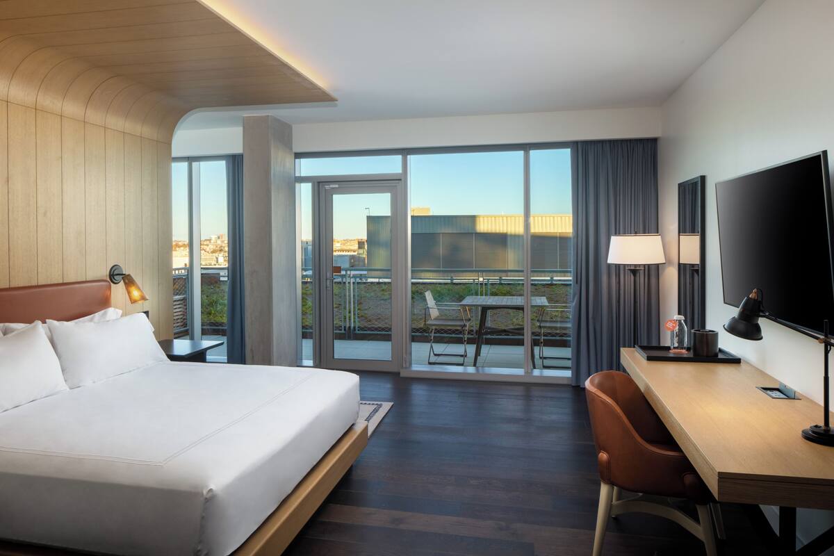 Junior Suite, 1 King Bed, Accessible, Balcony (Hearing) | In-room safe, desk, laptop workspace, blackout drapes