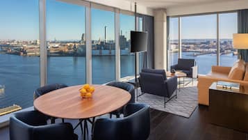 Suite, 1 trÚs grand lit, vue port | Coin séjour