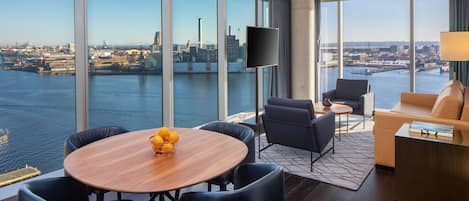 Suite, 1 trÚs grand lit, vue port | Coin séjour