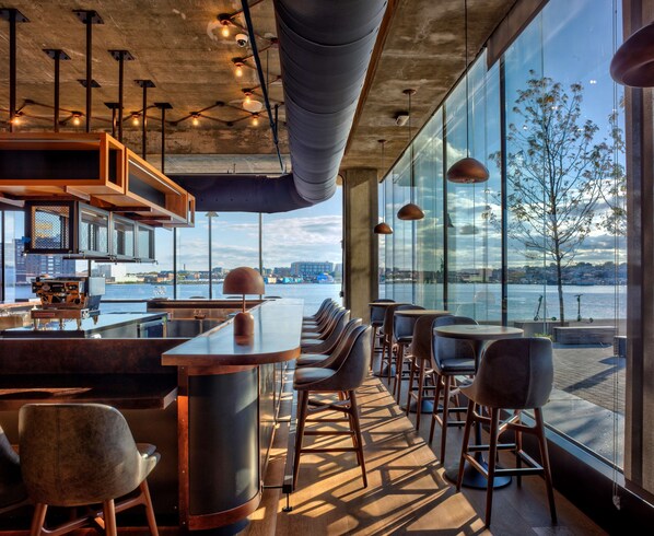 Bar (on property) - Canopy by Hilton Baltimore Harbor Point (Baltimore)