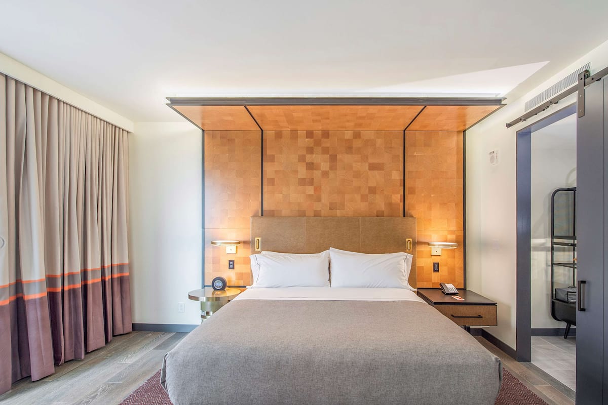 Suite, 1 kingsize bed, toegankelijk voor mindervaliden (Roll-In Shower, Mobility & Hearing) | 1 slaapkamer, een kluis op de kamer, individueel gedecoreerd