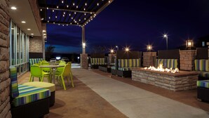 An outdoor patio area with seating and a fire feature. - Home2 Suites by Hilton Page Lake Powell (Page)