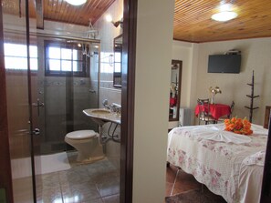 Phòng đôi Tiêu chuẩn | Phòng tắm | Buồng tắm vòi sen, máy sấy tóc, khăn tắm, xà phòng