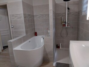 Een bad/douchecombinatie, een haardroger