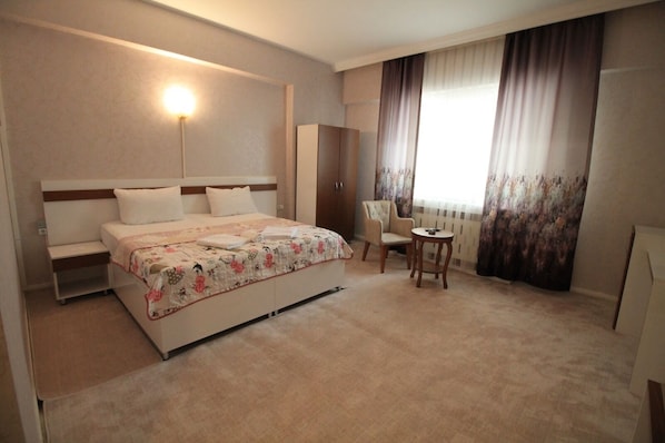 Caja de seguridad en la habitación y escritorio