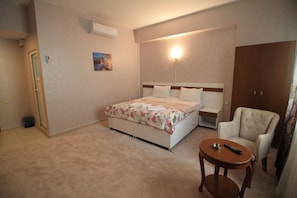 Caja de seguridad en la habitación y escritorio