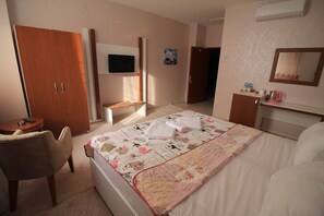 Caja de seguridad en la habitación y escritorio