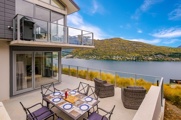 Outdoor dining - Queenstown Lake Views - Downstairs Apartment (Queenstown)