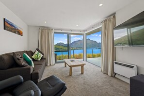 TV - Queenstown Lake Views - Downstairs Apartment (Queenstown)